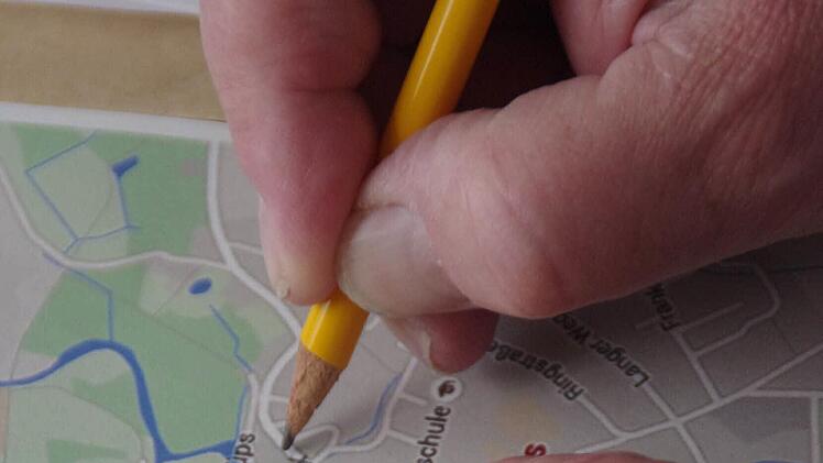 Bernd Steger vollzieht auf der Karte von Küps das Wirtshaussterben in der Marktgemeinde nach. Alleine im Kernort fallen ihm acht Gaststätten ein, die in den vergangenen Jahren verschwunden sind. Fotos: Marco Meißner