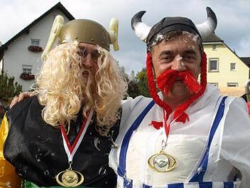 Pater Jan Poja (Asterix, links) und Bürgermeister Jens Korn (Obelix) sind immer für die Gaudi am Kirchweihmontag in Neuengrün zu haben. Foto: Susanne Deuerling