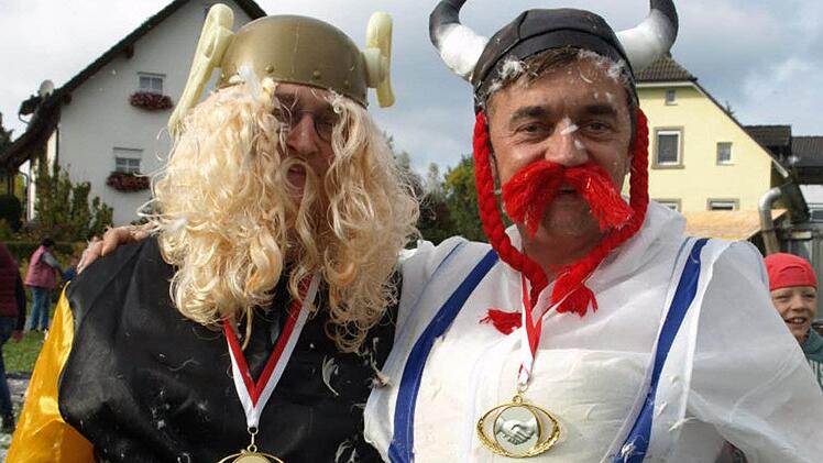 Pater Jan Poja (Asterix, links) und Bürgermeister Jens Korn (Obelix) sind immer für die Gaudi am Kirchweihmontag in Neuengrün zu haben. Foto: Susanne Deuerling