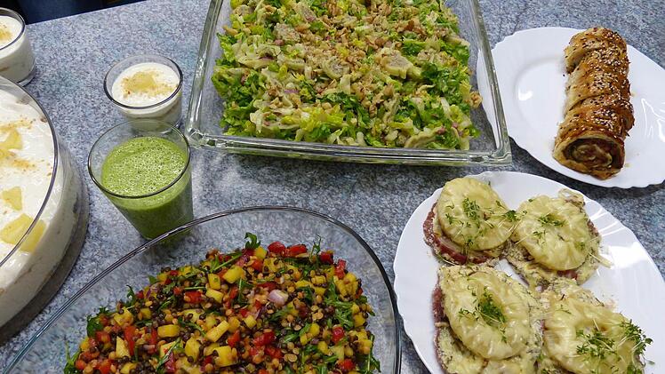 das Büfett: im Vordergrund Linsensalat und Kasseler Hawaii, dahinter von links Smoothie, Pina-Colada-Creme, Maultaschensalat und Bratwurstrolle Foto: Lindner