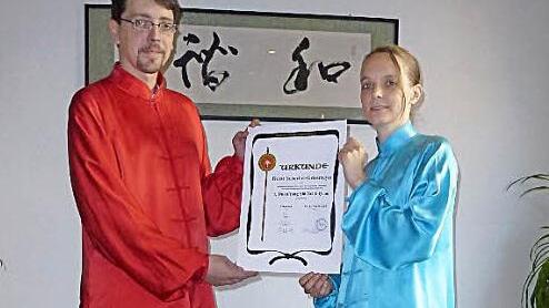 Horst Scherbel-Griesmeyer erhält aus den Händen von Ina Packert die Urkunde für die erfolgreich absolvierte Prüfung der Stufe 1.  Foto: eh