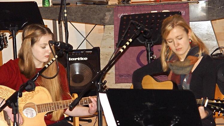 Isabelle Bub links und Sahra Hofmeister an der Gitarre.  Foto: Brigitta Kempe-Wolf