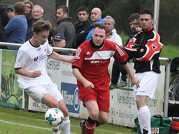 Erst in Rückstand geraten, dann doch noch mit 5:3 gewonnen: Trotzdem war man im Lager der TSVgg Hausen nicht ganz zufrieden. Unser Bild zeigt Hausens  Nicolas Hänsch (links) gegen Eltingshausens Patrick Link im Zweikampf, kritisch beäugt von Hausens Trainer Stefan Greubel (rechts).Hopf