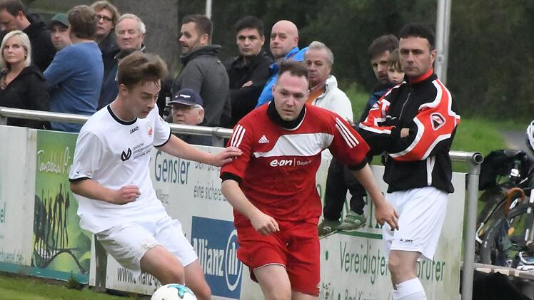 Erst in Rückstand geraten, dann doch noch mit 5:3 gewonnen: Trotzdem war man im Lager der TSVgg Hausen nicht ganz zufrieden. Unser Bild zeigt Hausens  Nicolas Hänsch (links) gegen Eltingshausens Patrick Link im Zweikampf, kritisch beäugt von Hausens Trainer Stefan Greubel (rechts).Hopf