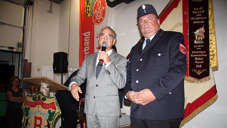 Der Wolfsberger Bürgermeister Hans-Peter Schlagholz gatuliert im Namen der Partnerstadt