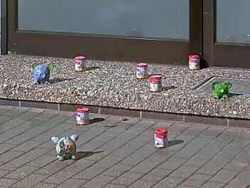 Spardosen und Sparschweine warten vor der ehemaligen Zentbechhofener Sparkassenfiliale vergeblich auf eine Leerung.