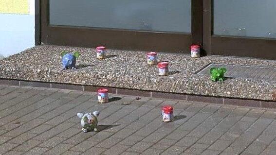 Spardosen und Sparschweine warten vor der ehemaligen Zentbechhofener Sparkassenfiliale vergeblich auf eine Leerung.