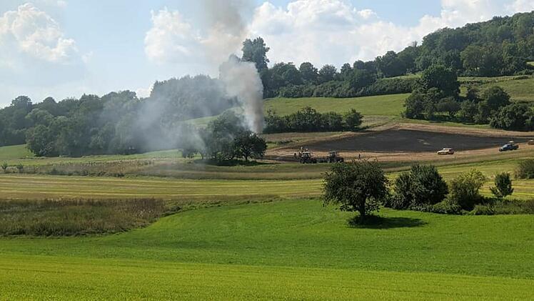 Rauchentwicklung bei Uetzing: Eine landwirtschaftliche Maschine war in Vollbrand geraten.