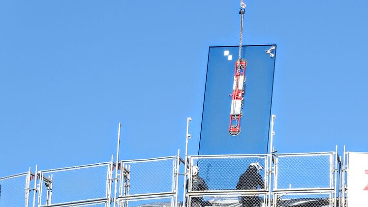Die Einzelelemente f&uuml;r die Glasfassade am Globe werden montiert.Foto: Jochen Berger