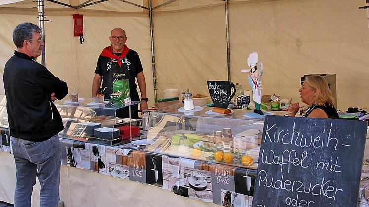 Waffeln mit Puderzucker und viele andere Köstlichkeiten gab es an diesem Stand. Foto: Dieter Britz