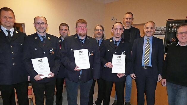 Stellvertretender Landrat J&ouml;rg Kunstmann ehrte Aktive der Freiwilligen Feuerwehr Alladorf mit staatlichem Ehrenzeichen. Unser Bild zeigt (von links) Kreisbrandrat Thomas Hoffmann, Daniel Angermann, Kommandant Christian Gr&auml;f, Andreas Teller, Vorsit...