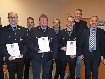 Stellvertretender Landrat Jörg Kunstmann ehrte Aktive der Freiwilligen Feuerwehr Alladorf mit staatlichem Ehrenzeichen. Unser Bild zeigt (von links) Kreisbrandrat Thomas Hoffmann, Daniel Angermann, Kommandant Christian Gräf, Andreas Teller, Vorsit...