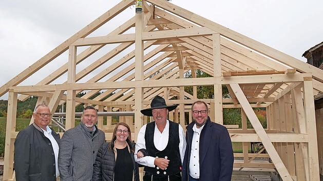 Martin Stingl, Martin Finzel, Yvonne Spindler, Peter Kraft und Sebastian Straubel (von links) freuen sich beim Richtfest für das Lagergebäude der „Alten Schäferei“.