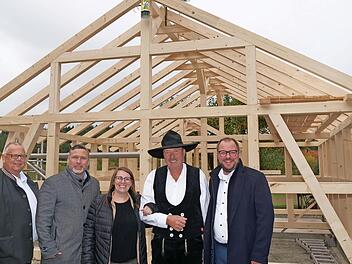 Martin Stingl, Martin Finzel, Yvonne Spindler, Peter Kraft und Sebastian Straubel (von links) freuen sich beim Richtfest f&uuml;r das Lagergeb&auml;ude der &bdquo;Alten Sch&auml;ferei&ldquo;.