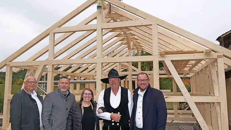 Martin Stingl, Martin Finzel, Yvonne Spindler, Peter Kraft und Sebastian Straubel (von links) freuen sich beim Richtfest für das Lagergebäude der „Alten Schäferei“.