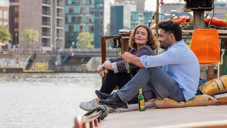 Tarik (Aram Arami) steht seiner Ex-Freundin Annika (Laura Louisa Garde) nach deren Jobverlust zur Seite.