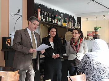 Viel Lob für die engagierten Moderatoren und eine positive Bilanz gab es beim Jahrestreffen des Elterntalks für den Coburger Raum, (von links) Landrat Michael Busch und die Regionalbeauftragten Nathalie Dikomey und Gülcan Tunakan. Fotos: Thomas Heuchling