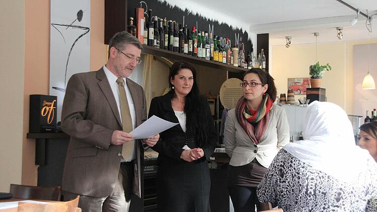 Viel Lob für die engagierten Moderatoren und eine positive Bilanz gab es beim Jahrestreffen des Elterntalks für den Coburger Raum, (von links) Landrat Michael Busch und die Regionalbeauftragten Nathalie Dikomey und Gülcan Tunakan. Fotos: Thomas Heuchling