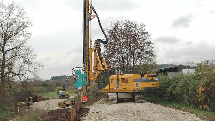 Wie in Michelau geplant, wurde bei der Deichnachrüstung in Hirschaid im November 2013 eine Spundwand in den Boden gerammt. Foto: Wasserwirtschaftsamt Kronach
