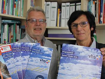 Heinz Tischler und Herta Wächter präsentieren Flyer und Programmheft der VHS. Foto: Friedwald Schedel