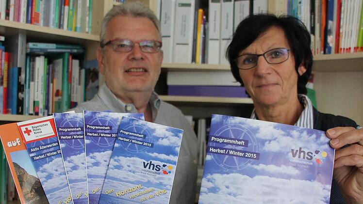 Heinz Tischler und Herta Wächter präsentieren Flyer und Programmheft der VHS. Foto: Friedwald Schedel