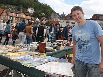 Franz Kutnohorsky hat aus dem Fundus seiner Großtante Anni alte Rundschau-Jubiläumsausgaben im Repertoir. Das Geschäft läuft gut. "Es ist was los hier", sagt er. Fotos: Sonja Adam
