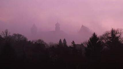 Die Veste im Morgennebel: Coburger wissen, dass es hier schön ist. Aber der Rest Deutschlands hat davon bestenfalls nebelhafte Ahnung, finden Hotelbetreiber. Foto: Jochen Berger