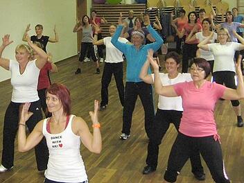 In der Kleukheimer Turnhalle geht es am 27. Februar beim Aerobic-Tag um Fitness. Veronika Wagner (vorne links), Doris Schober und Nicole Gunzelmann leiten die einzelnen Übungseinheiten. Foto: privat