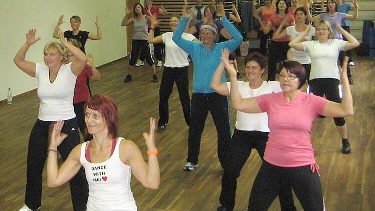 In der Kleukheimer Turnhalle geht es am 27. Februar beim Aerobic-Tag um Fitness. Veronika Wagner (vorne links), Doris Schober und Nicole Gunzelmann leiten die einzelnen Übungseinheiten. Foto: privat
