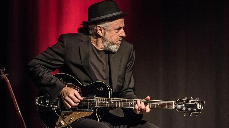 William Mackenzie begleitete Nessi Tausendschön bei ihrem Auftritt im "Schwarzen Bären". Foto: Jochen Berger