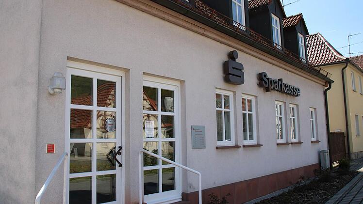 Eine von acht: Die Filiale der Sparkasse Ostunterfranken in Unterschleichach (Gemeinde Oberaurach) wird geschlossen.  Foto: Ronald Heck