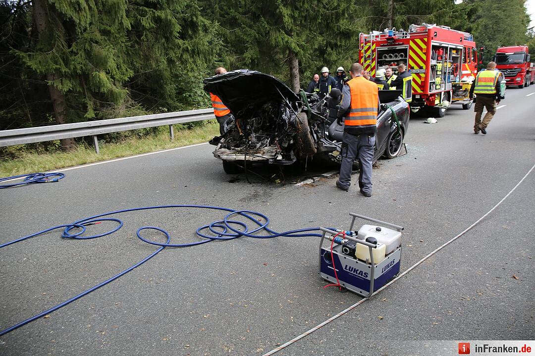 Kreis Hof: 27-Jähriger  prallt mit Auto gegen Baum und stirbt