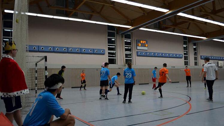 Der K&ouml;nigs-Coach Luca beobachtet kritisch die Leistung seiner Mannschaft "Baba und seine Kids" im Spiel gegen "Die Schrauber"