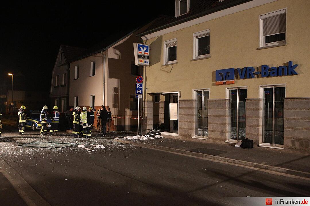 Unbekannte sprengen Geldautomat im Kreis Schweinfurt – Großfahndung läuft