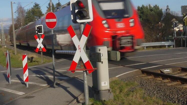 Ein Radfahrer ist am Bahnübergang in Neustadt bei Coburg (Foto) von einem Zug erfasst und tödlich verletzt worden.  Foto: Berthold Köhler/Archiv