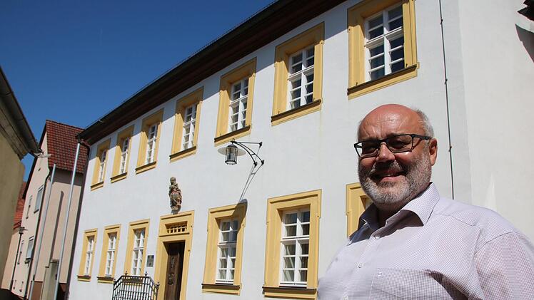 Neumann plante unter anderem das alte Rathaus in Ebenhausen, darauf ist Bürgermeister Franz Kuhn stolz. Foto: Ralf Ruppert