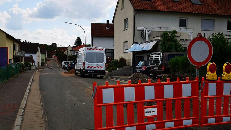 Rund 70 Hausanschlüsse der Kanalisation werden im Vorfeld des Straßenbaus erneuert. Dafür ist die Ortsdurchfahrt für den Durchgangsverkehr gesperrt, die Baufirma muss allerdings gewährleisten, dass die Dankenfelder selbst zu ihren Häusern und zur Arbeit kommen. Das erfordert eine gute Planung und Organisation der Baustelle. Sabine Weinbeer