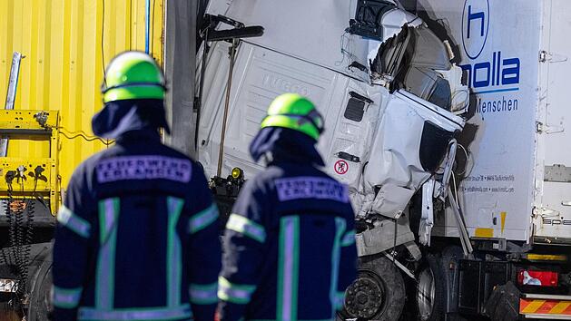 Die Einsatzkr&auml;fte hatten Stunden zu tun, um die Autobahn wieder f&uuml;r den Verkehr freizumachen.