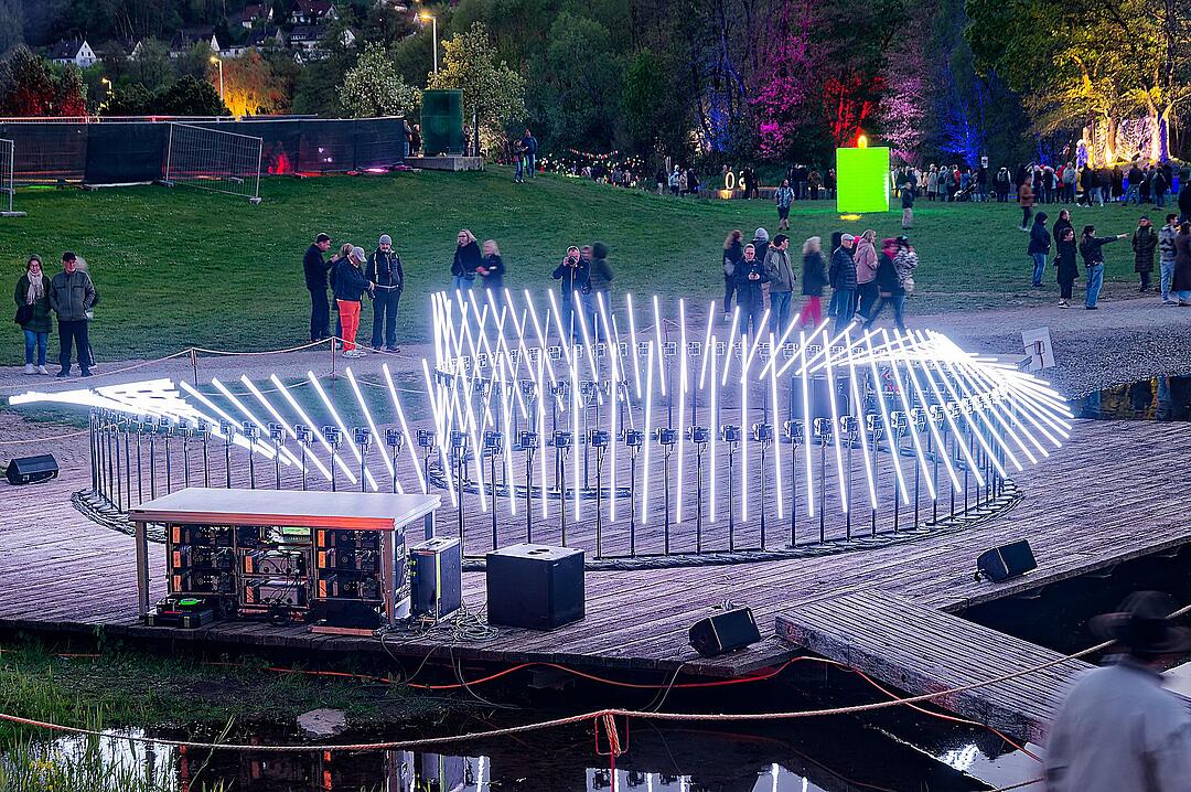 Eine magische Kulisse mit effektvoll platzierter Lichtkunst.