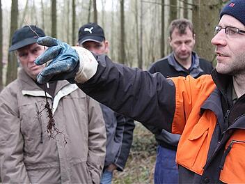 Michael Schneider erklärt, wie die Wurzeln der Jungpflanzen beschaffen sein müssen, wie man beschneidet und wie man richtig gräbt. Fotos: Schaar