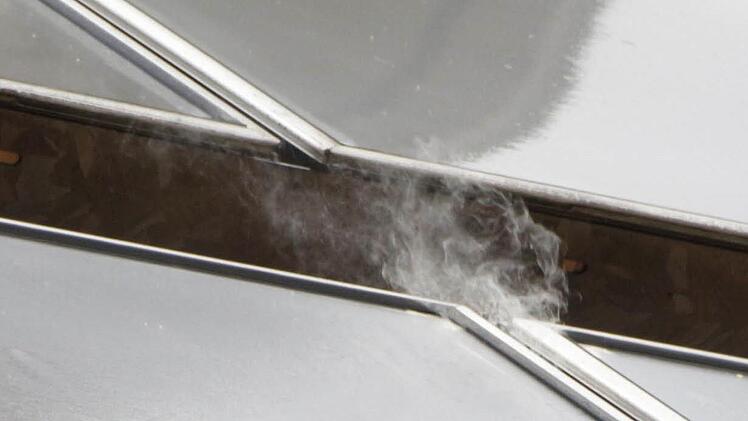 Sieht nach Rauch aus, ist aber nur Wasserdampf. Foto: Josef Hofbauer