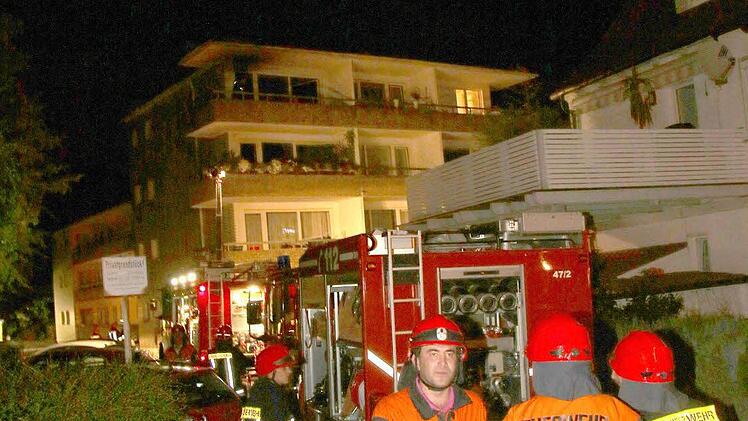 Großeinsatz der Coburger Feuerwehr bei einem Wohnungsbrand in der Samuel-Schmidt-Straße, der sich als Brandstiftung erwies.Foto: Michael Stelzner