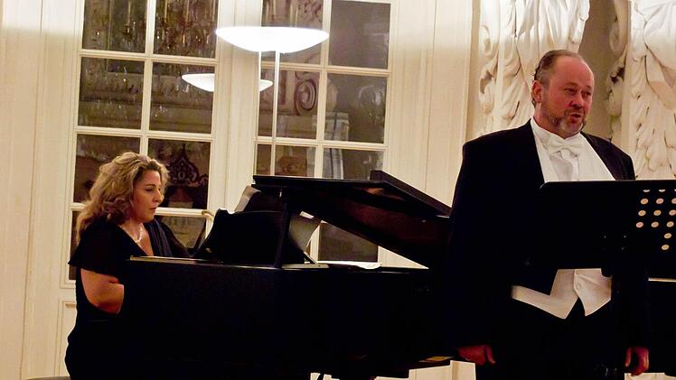 "Zauber der Operette": Beate und Pieter Roux gastierten im Riesensaal der Coburger Ehrenburg.Foto: Jochen Berger