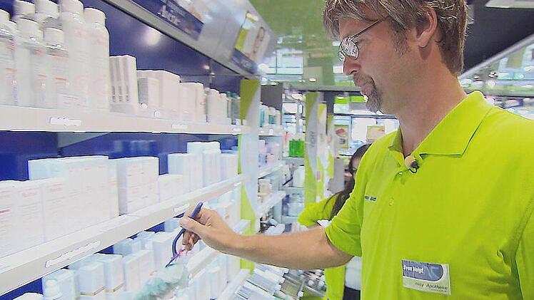 Lars Horstmann arbeitet als Praktikant Sven Voigt in einer Easy-Apotheke. Fotos: RTL