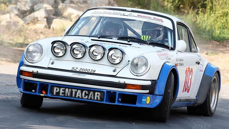 Eine große Show boten Daniele Gatani und Sandra Scherer den rund 700 Rallyefans im Porsche 911 SC. Obwohl in der Historic-Wertung gestartet, gab Gatani dem bärenstarken Grandtourismo kräftig die Sporen. Foto: Karlheinz Franz