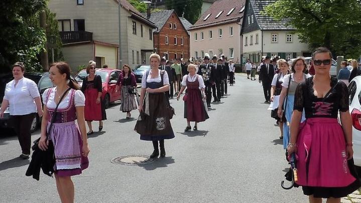 Zahlreiche Schützenfrauen bereicherten den Festzug in Burggrub. Foto: Gerd Fleischmann