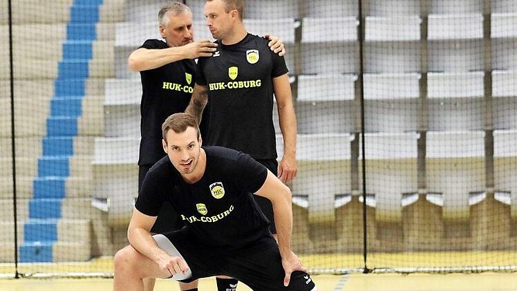 Während sich Torsteher Oliver Krechel gut gelaunt locker dehnt, legt Physiotherapeut Holger Stummer (im Hintergrund) auf der Schulter von Coburgs ersten Nationalspieler, Rechtsaußen Florian Billek, schon einmal Hand an. Fotos: Timo Geldner