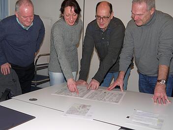 Keine einfache Sache: Klaus Dieter Schneider, Carina Welsch, Detlef Heerlein und Frank Rebhan (von links) schauen noch einmal genau nach, ob beim neuen Fahrplan für die "blaue Line" A 1 der neue Sitz der Stadtverwaltung in der Austraße auch wirklich vertreten ist.Berthold Köhler