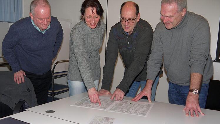 Keine einfache Sache: Klaus Dieter Schneider, Carina Welsch, Detlef Heerlein und Frank Rebhan (von links) schauen noch einmal genau nach, ob beim neuen Fahrplan für die "blaue Line" A 1 der neue Sitz der Stadtverwaltung in der Austraße auch wirklich vertreten ist.Berthold Köhler