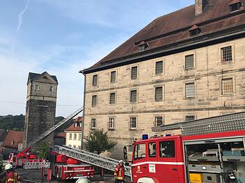 Zwar ist vergangenen Freitag durch das Feuer ein großer Holzbalken zerstört worden, ein Statiker gab aber Entwarnung: Einsturzgefährdet soll das historische Gebäude der Kronacher Justizvollzugsanstalt nicht sein. Foto: NEWS5 /Fricke